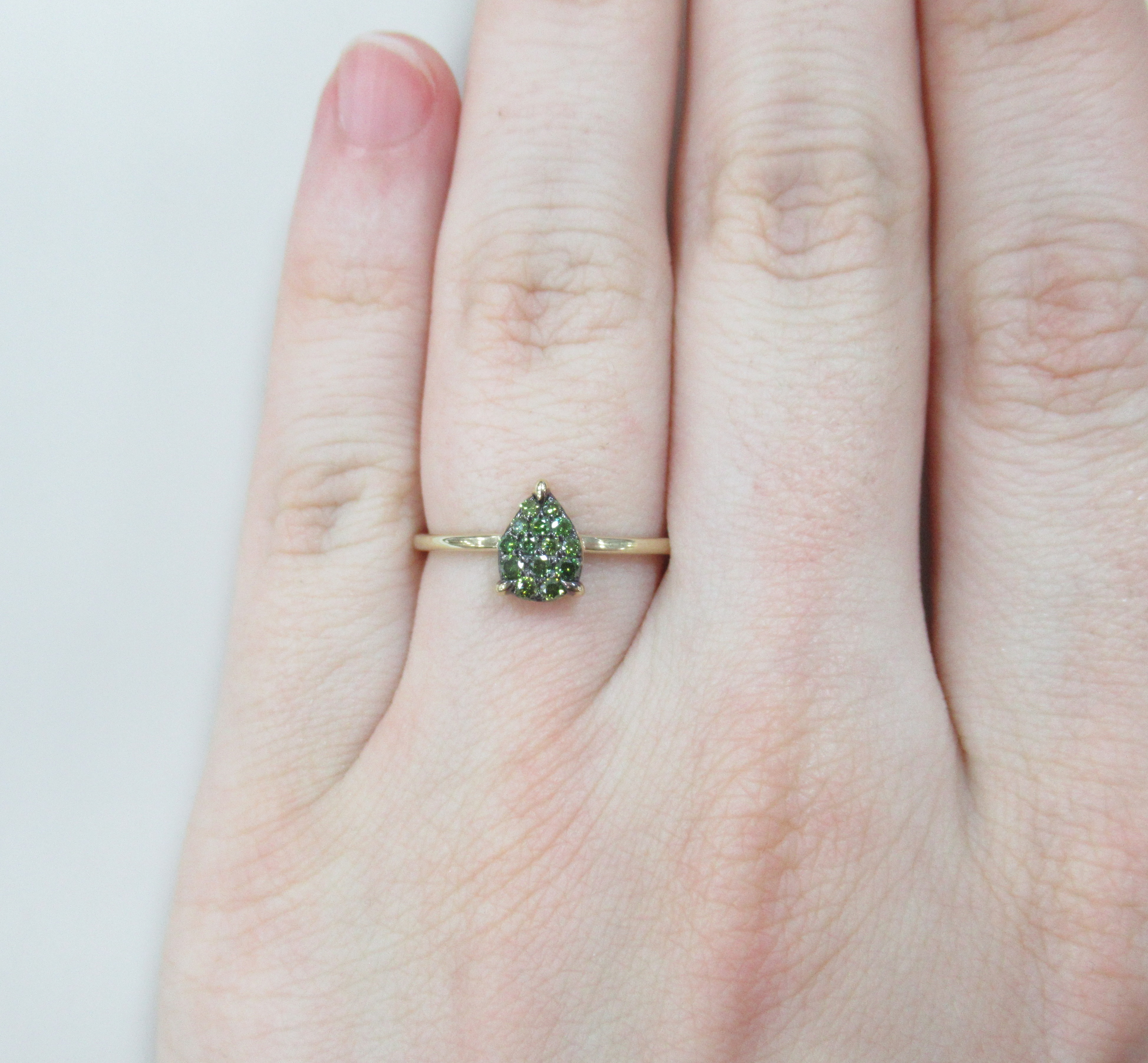 Кольцо из желтого золота с зелеными бриллиантами